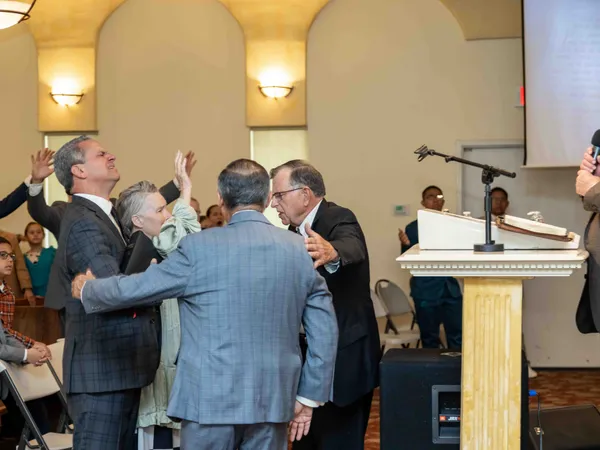 Prayer during the installation service